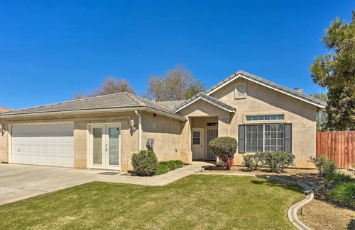 Greenacres House | Cozy 2300 sqft Bakersfield Home w/ Spacious Backyard