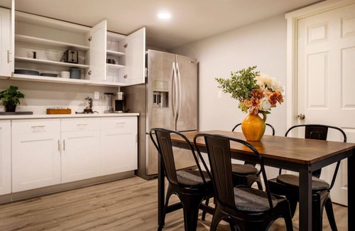 Bryn Mawr-Skyway House | Cozy 2BR 1BA Lower unit Retreat Near Airport