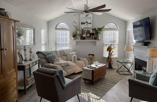 Canton Condo | Cozy 2BR 2BA condo in welcoming Hall of Fame City, just 3.6 mi from it all!