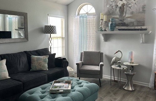 Canton Condo | Cozy 2BR 2BA condo in welcoming Hall of Fame City, just 3.6 mi from it all!