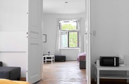 Wahring Apartment | Cozy 2BR Apt. near AKH Hospital-ideal for Longstay