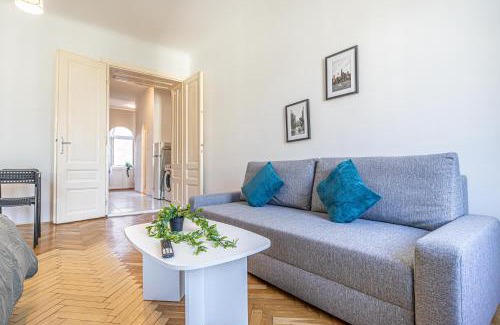 Wieden Apartment | Cozy 2BR Apt Prime Vienna Location for Longstays