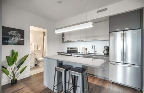 Mississauga Apartment | Cozy 2BR Apt with City Views, Near Lake Aquitaine