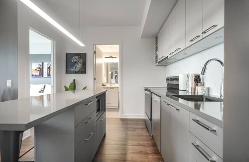 Mississauga Apartment | Cozy 2BR Apt with City Views, Near Lake Aquitaine