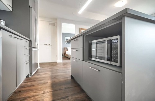 Mississauga Apartment | Cozy 2BR Apt with City Views, Near Lake Aquitaine
