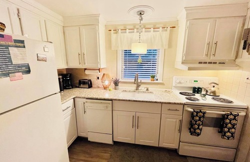 South Rehoboth Cottage | Cozy 2BR Beach Cottage w/Screened Porch – Steps to Boardwalk & Shore!