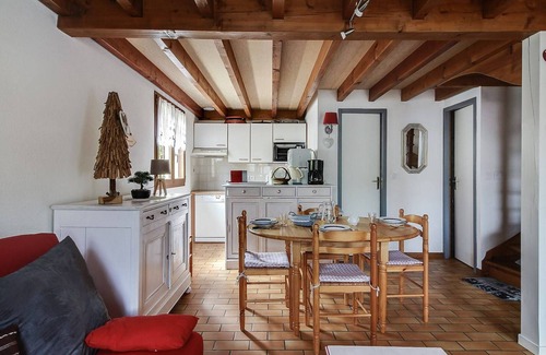 Cauterets Apartment | Cozy 2BR Chalet for 6 with Parking, WiFi, Terrace & Balcony – Close to Ski Lift
