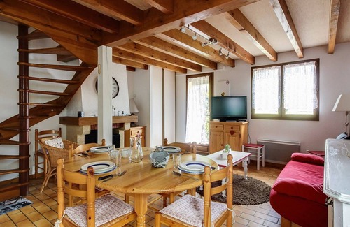 Cauterets Apartment | Cozy 2BR Chalet for 6 with Parking, WiFi, Terrace & Balcony – Close to Ski Lift