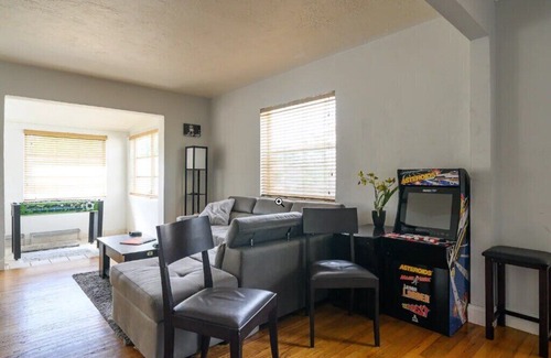 Royal Poinciana House | Cozy 2BR House (DTWN HLWD) - Fun Time