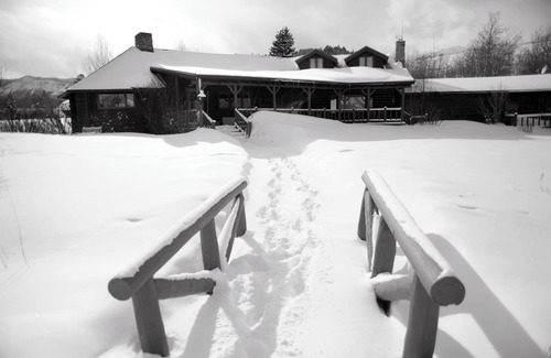 Emigrant Apartment | Cozy 2BR Lodge Apartment with Mountain Views Historic B Bar Ranch Getaway