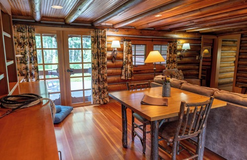 Emigrant Apartment | Cozy 2BR Lodge Apartment with Mountain Views Historic B Bar Ranch Getaway