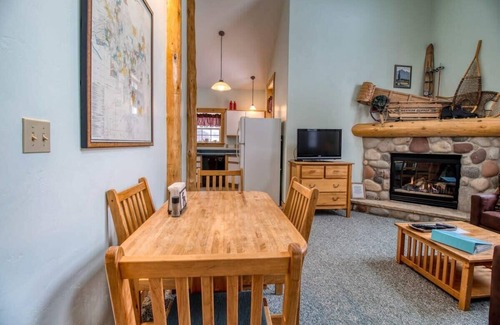 Leadville Cabin | Cozy 2BR Mountain Condo: Loft, Fireplace