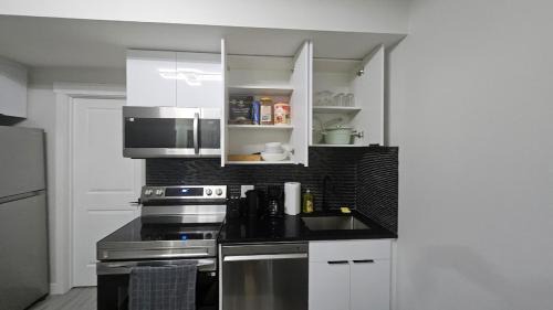 West Edmonton House | Cozy 2BR Retreat - 5 Mins to WEM - Free Parking & WiFi