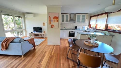 Mentone House | Cozy 2BR Unit Near Beach and Shops in Mentone