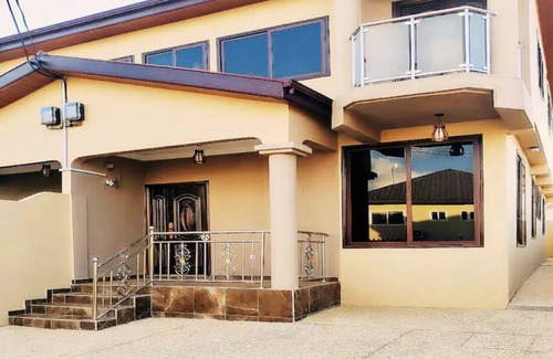 Adenta House | Cozy 3 BDR HSE/w King & Queen-beds Wi-fi & Netflix