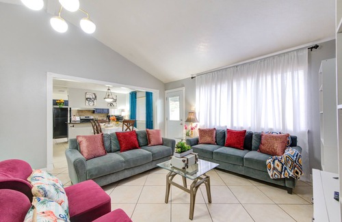 Houston House | Cozy 3 bed 2 bath 17 min from Bush airport. Monthly stays.