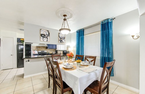 Houston House | Cozy 3 bed 2 bath 17 min from Bush airport. Monthly stays.