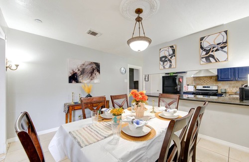 Houston House | Cozy 3 bed 2 bath 17 min from Bush airport. Monthly stays.