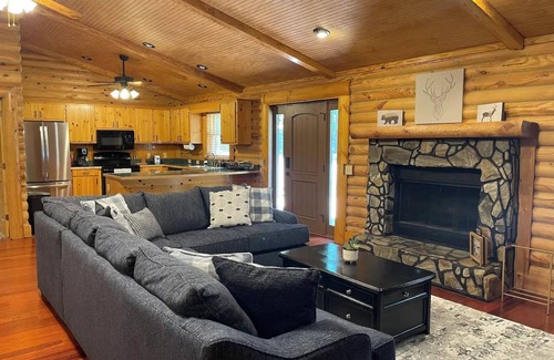 Westminster Cabin | Cozy 3-bedroom Cabin by Lake Hartwell
