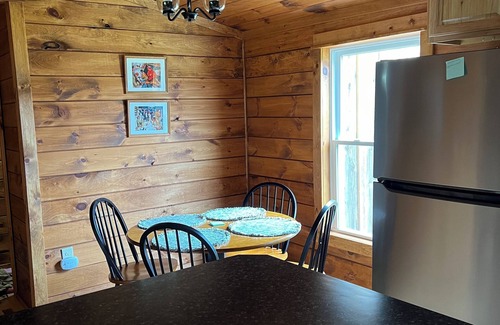 Scott Cabin | Cozy 3-bedroom cabin in charming Homer with WiFi, AC