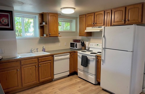 Greeley House | Cozy 3-bedroom garden level, dog friendly, in the heart of Greeley