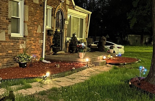 Detroit House | Cozy 3-bedroom house with WiFi, AC in historic Detroit north rosedale park
