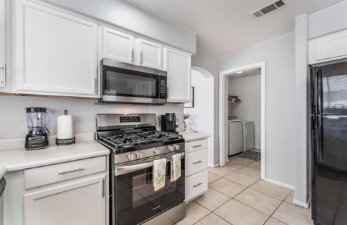 North Las Vegas House | Cozy 3 bedrooms, Sleeps 8 people.4605 Possum Berry Ln. North Las Vegas NVD.89081