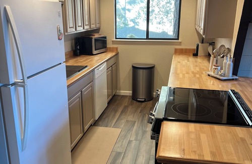 Groveland Cabin | Cozy 3-Level cabin in Groveland with WiFi, stunning views, deck and hot tub