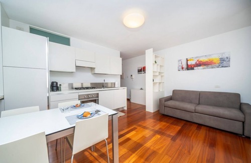 Udine Apartment | Cozy 38 sqm apartment for 2 people, located near the Porta di Aquileia in Udine. It features a reserved covered parking space for guests, offering comfort and convenience. The area is rich in history and charm, just steps away from Udine's historic cente