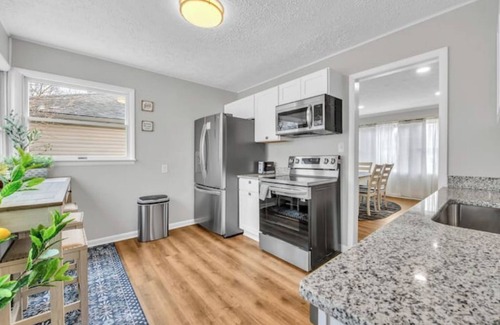 Royal Oak House | Cozy 3BD RM Patio Beaumont DT Royal Oak Zoo