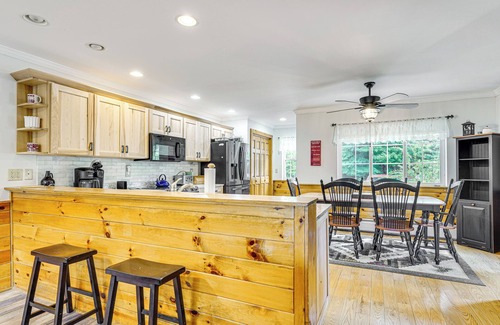 Chestertown Cabin | Cozy 3BR 3.5BA Lodge w/Lake & Beach Access, Screened in Patio, Grill, Sunroom