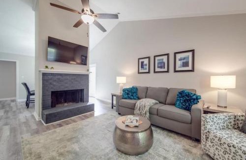 Biddleville House | Cozy 3BR Bungalow - City Views - Firepit -Football