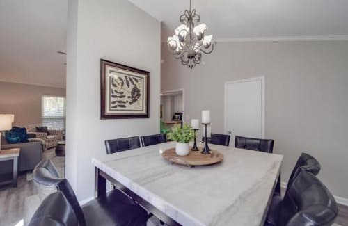 Biddleville House | Cozy 3BR Bungalow - City Views - Firepit -Football