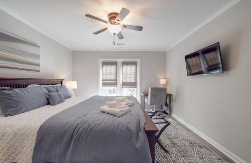 Biddleville House | Cozy 3BR Bungalow - City Views - Firepit -Football