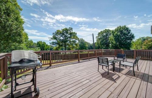 Biddleville House | Cozy 3BR Bungalow - City Views - Firepit -Football