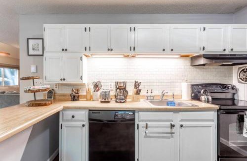 East Stroudsburg House | Cozy 3Br Fire Pit Hammock 2 Minutes to Beach