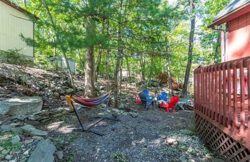 East Stroudsburg House | Cozy 3Br Fire Pit Hammock 2 Minutes to Beach