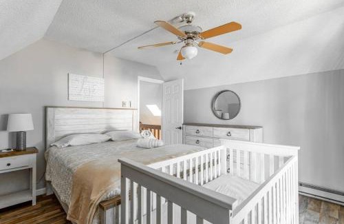 East Stroudsburg House | Cozy 3Br Fire Pit Hammock 2 Minutes to Beach