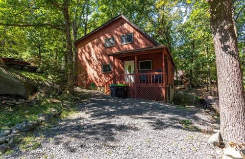 East Stroudsburg House | Cozy 3Br Fire Pit Hammock 2 Minutes to Beach