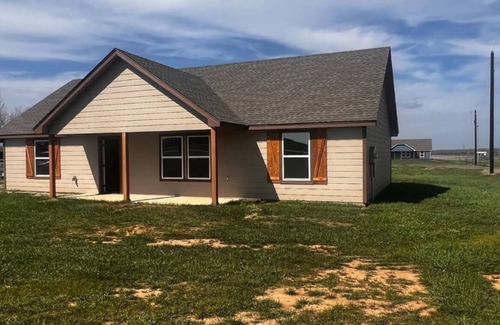 Poolville House | Cozy 3BR Home in Poolville/AC + Fast WiFi/Relaxing Escape