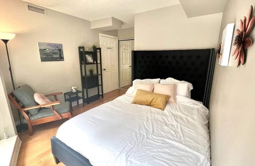 Fashion District Apartment | Cozy 3BR Style w Rooftop/BBQ/Gym - CN Tower/Jays