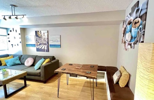 Fashion District Apartment | Cozy 3BR Style w Rooftop/BBQ/Gym - CN Tower/Jays