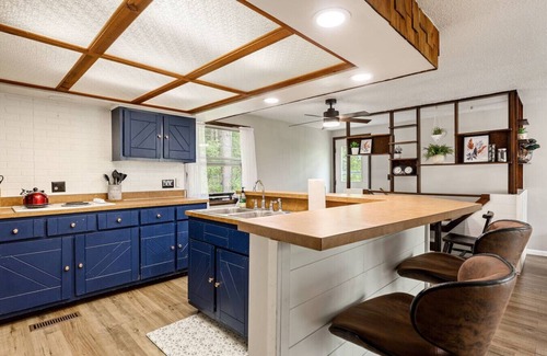 Frankfort House | Cozy 3BR w/Grill + Yard Games | Walk to Downtown + Lake MI