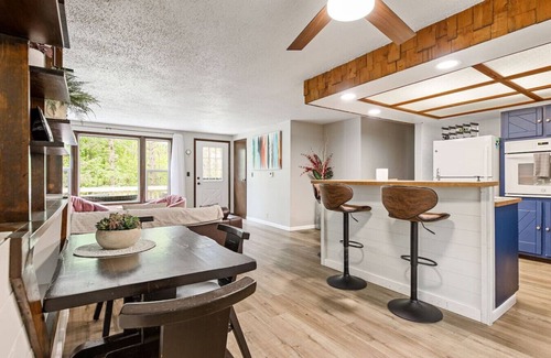 Frankfort House | Cozy 3BR w/Grill + Yard Games | Walk to Downtown + Lake MI
