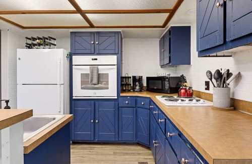 Frankfort House | Cozy 3BR w/Grill + Yard Games | Walk to Downtown + Lake MI