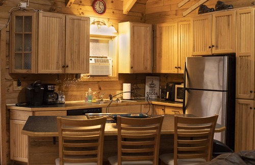 Mace Cabin | Cozy 4 Bedroom Log Cabin Getaway near Snowshoe, West Virginia With Hot Tub