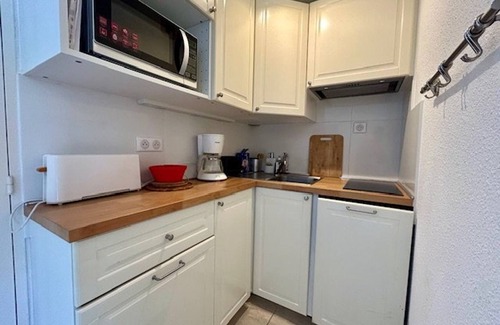 Pontaillac Apartment | Cozy 4-Person Apartment Near Beach & Shops, Balcony, Private Parking