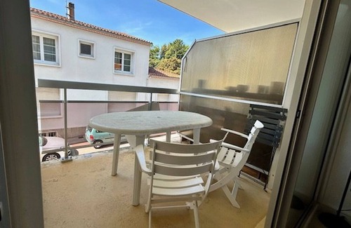 Pontaillac Apartment | Cozy 4-Person Apartment Near Beach & Shops, Balcony, Private Parking