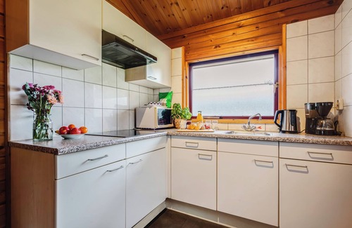 Gramsbergen House | Cozy 4-person bungalow with veranda and central location at park ’t Hooge Holt, near the pool, playground and charming Gramsbergen.