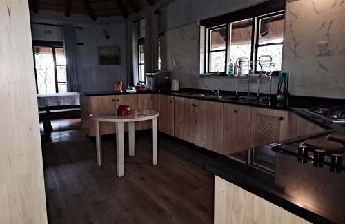Chimanimani Cottage | Cozy 4Bedroom Cottage with Rustic-Modern Twist, Fireplace, 2.5km nr Bridal falls